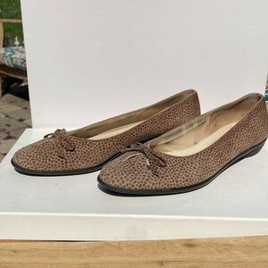 Salvatore Ferragamo bow flats 9.5 2A